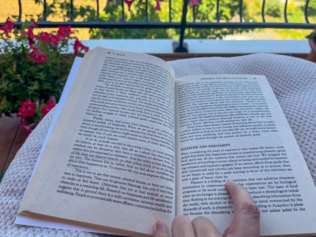 Photo of the book Flow : The Psychology of Optimal Experience that will teach you how to enter state of flow