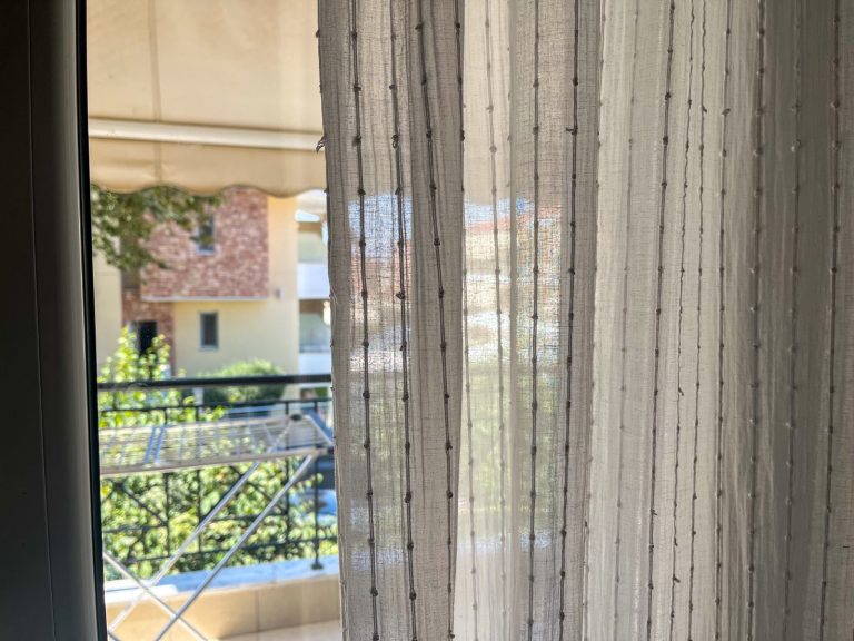 How to romantisize your life, the photo of curtains