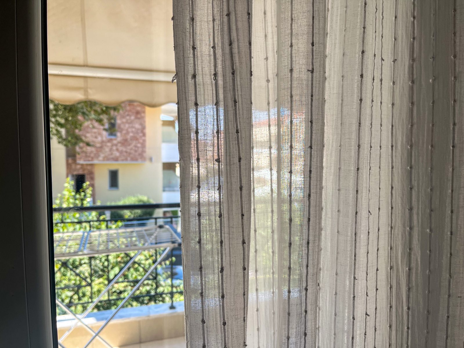 How to romantisize your life, the photo of curtains